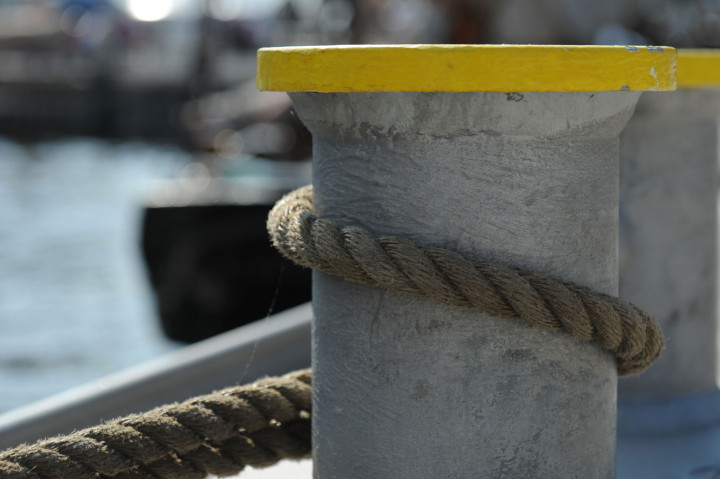 Am Poller befestigtes Tauwerk Am Poller befestigtes Tauwerk