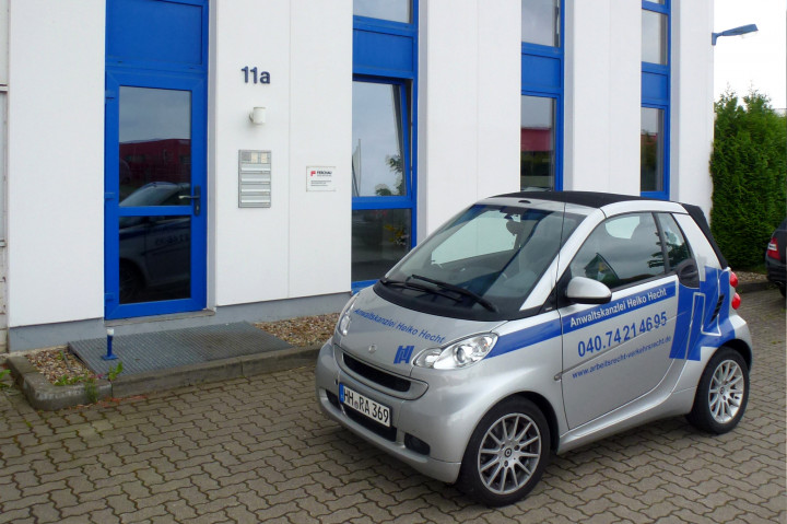 Firmenwagen vor der Zweigstelle in Jork Firmenwagen vor der Zweigstelle in Jork